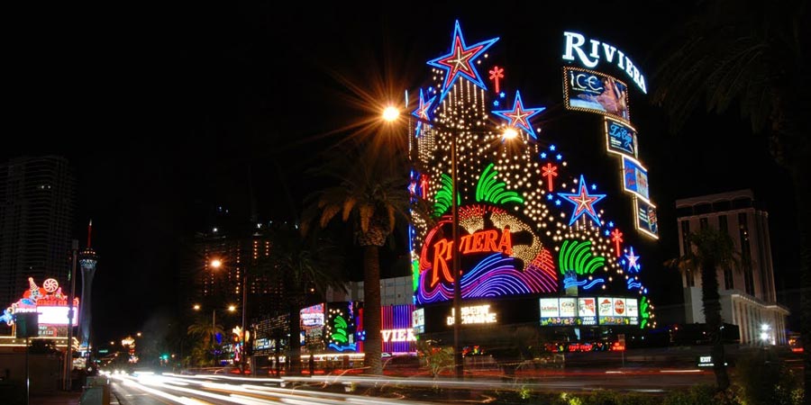 Video of implosion levels tower of Las Vegas' Riviera casino